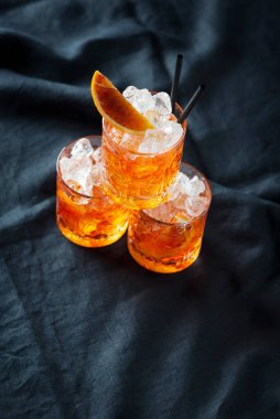 Turuncu ve seçici odaklı İtalyan geleneksel kokteyli Aperol Spritz