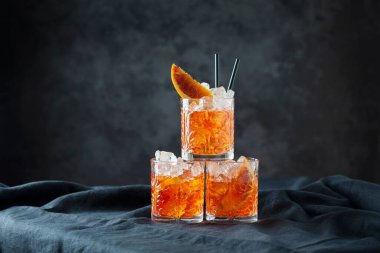 Turuncu ve seçici odaklı İtalyan geleneksel kokteyli Aperol Spritz