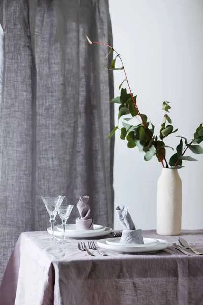 Keten masa örtüsü ve keten peçeteli ev dekorasyonu konsepti, seçici odak resmi