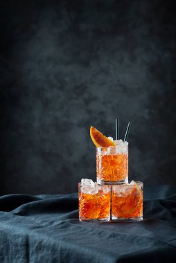 Turuncu ve seçici odaklı İtalyan geleneksel kokteyli Aperol Spritz