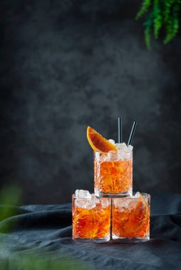 Turuncu ve seçici odaklı İtalyan geleneksel kokteyli Aperol Spritz