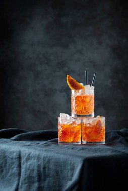 Turuncu ve seçici odaklı İtalyan geleneksel kokteyli Aperol Spritz