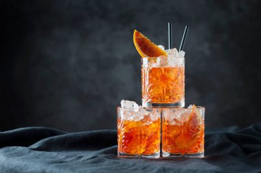 Turuncu ve seçici odaklı İtalyan geleneksel kokteyli Aperol Spritz