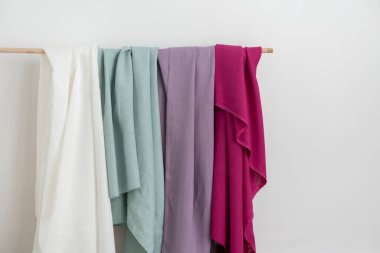 Farklı renkler keten kumaş, dikiş konsepti, seçici odak resmi