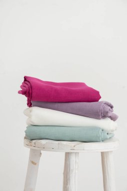 Farklı renkler keten kumaş, dikiş konsepti, seçici odak resmi