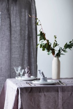 Keten masa örtüsü ve keten peçeteli ev dekorasyonu konsepti, seçici odak resmi