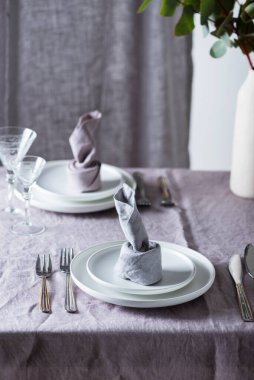 Keten masa örtüsü ve keten peçeteli ev dekorasyonu konsepti, seçici odak resmi