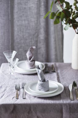 Keten masa örtüsü ve keten peçeteli ev dekorasyonu konsepti, seçici odak resmi