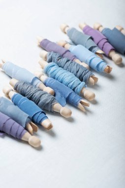 El yapımı mavi ipek kurdeleli desen, seçici odak resmi