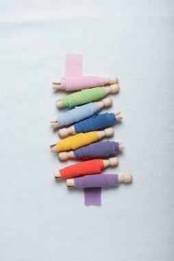 Çeşitli renklerde el yapımı ipek kurdele kavramı, seçici odak resmi