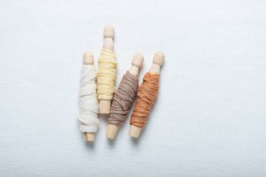 Çeşitli renklerde el yapımı ipek kurdele kavramı, seçici odak resmi