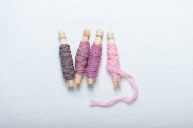 Çeşitli renklerde el yapımı ipek kurdele kavramı, seçici odak resmi