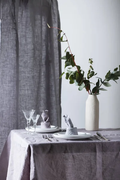 Keten masa örtüsü ve keten peçeteli ev dekorasyonu konsepti, seçici odak resmi