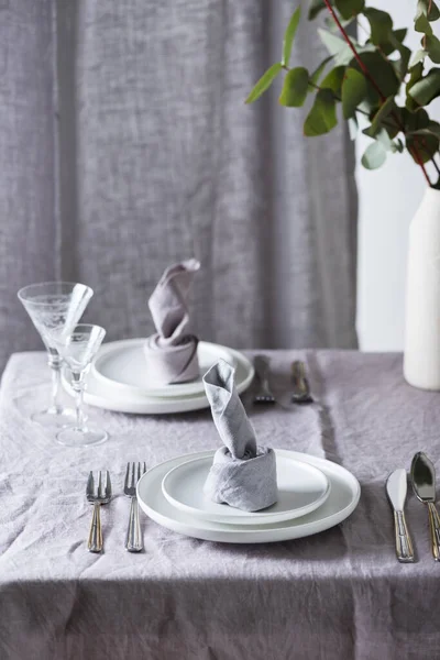 Keten masa örtüsü ve keten peçeteli ev dekorasyonu konsepti, seçici odak resmi