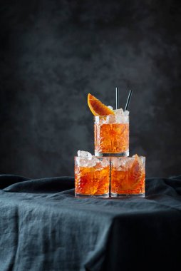 Turuncu ve seçici odaklı İtalyan geleneksel kokteyli Aperol Spritz