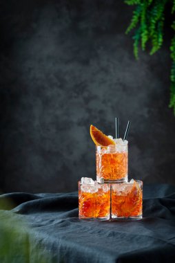 Turuncu ve seçici odaklı İtalyan geleneksel kokteyli Aperol Spritz