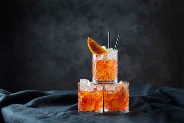 Turuncu ve seçici odaklı İtalyan geleneksel kokteyli Aperol Spritz