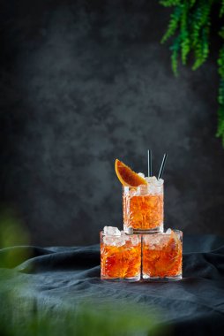 Turuncu ve seçici odaklı İtalyan geleneksel kokteyli Aperol Spritz