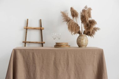 Ev dekorasyonu konsepti, bej masa örtülü masa, seçici odak resmi