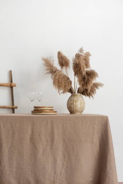Ev dekorasyonu konsepti, bej masa örtülü masa, seçici odak resmi