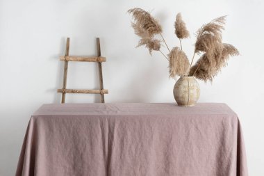 Ev dekorasyonu konsepti, eflatun masa örtülü masa, seçici odak resmi