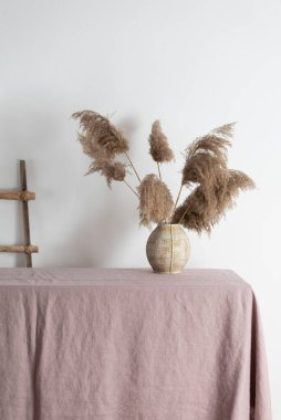 Ev dekorasyonu konsepti, eflatun masa örtülü masa, seçici odak resmi