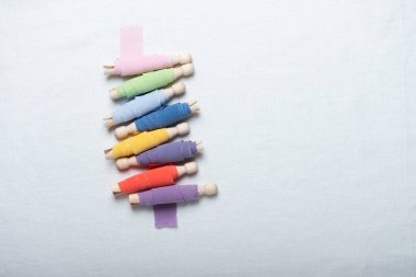 Çeşitli renklerde el yapımı ipek kurdele kavramı, seçici odak resmi