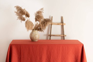 Ev dekorasyonu konsepti, terracotta masa örtülü masa, seçici odaklı resim