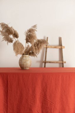 Ev dekorasyonu konsepti, terracotta masa örtülü masa, seçici odaklı resim