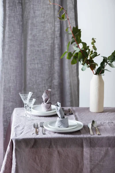 Keten masa örtüsü ve keten peçeteli ev dekorasyonu konsepti, seçici odak resmi