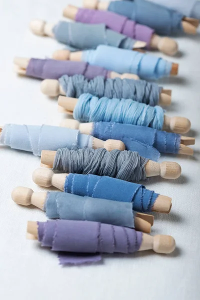 El yapımı mavi ipek kurdeleli desen, seçici odak resmi