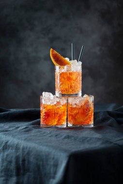 Turuncu ve seçici odaklı İtalyan geleneksel kokteyli Aperol Spritz