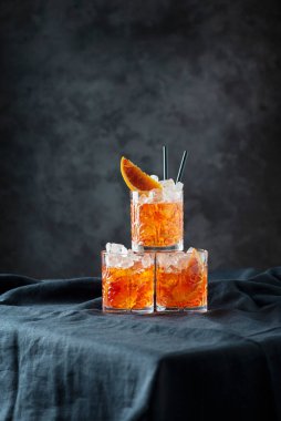 Turuncu ve seçici odaklı İtalyan geleneksel kokteyli Aperol Spritz