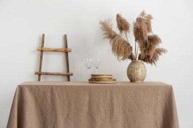 Ev dekorasyonu konsepti, bej masa örtülü masa, seçici odak resmi