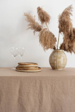 Ev dekorasyonu konsepti, bej masa örtülü masa, seçici odak resmi
