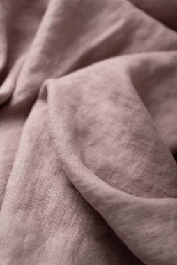 Leylak renginde taş yıkanmış keten kumaş, dikiş konsepti, seçici odak resmi