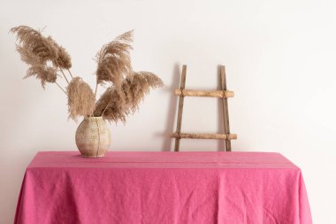 Ev dekorasyonu konsepti, pembe masa örtülü masa, seçici odak resmi
