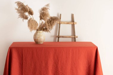 Ev dekorasyonu konsepti, terracotta masa örtülü masa, seçici odaklı resim