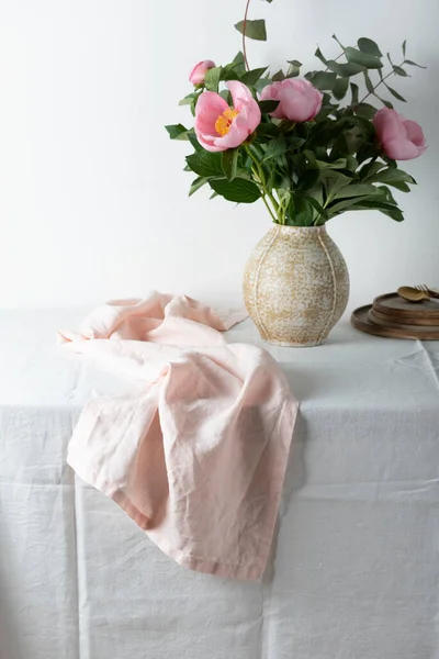 Elegant Pink Linen Runner White Tablecloth Selective Focus Image — стоковое фото