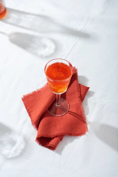 Summer Concept Hard Sun Light Red Cocktail White Tableclolth Selective — Stock Photo, Image