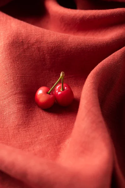Keten kumaşta iki kiraz, seçici odak görüntüsü