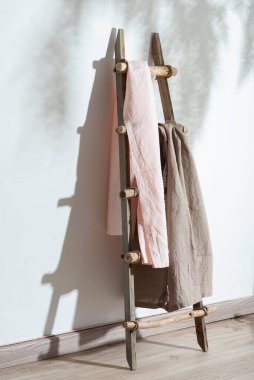 Pembe ve bej renkli keten kumaş ve sert güneş ışığı, seçici odak görüntüsü