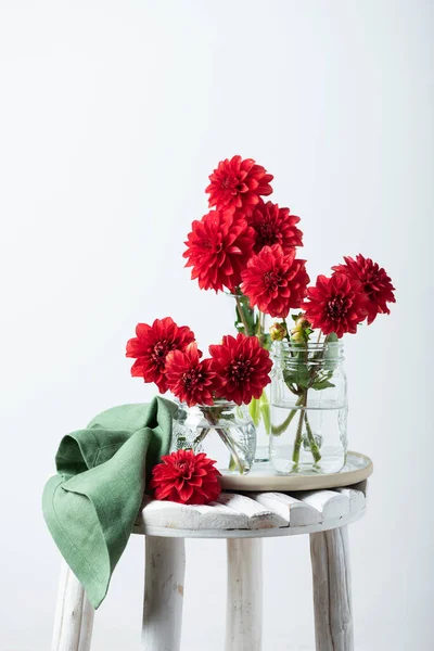 Красные Удивительные Цветы Георгины Деревянном Столе — стоковое фото