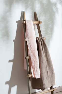 Pembe ve bej renkli keten kumaş ve sert güneş ışığı, seçici odak görüntüsü