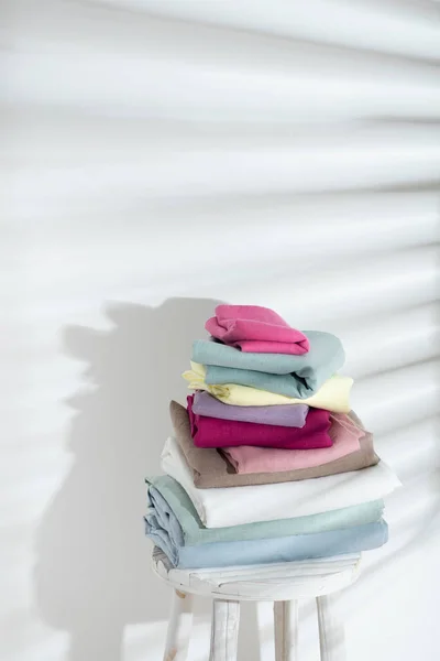 Mode Und Nähkonzept Farbiger Leinenstoff Mit Hartem Sonnenlicht Selektives Fokusbild — Stockfoto