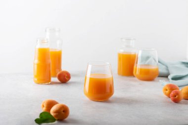 Açık arkaplanda yaz kayısı suyu, seçici odak görüntüsü