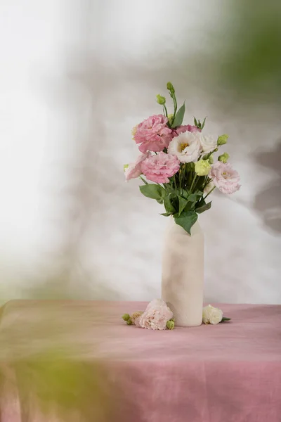Ροζ Lisianthus Λουλούδια Λευκό Βάζο Στο Ροζ Λινό Τραπεζομάντηλο Επιλεκτική — Φωτογραφία Αρχείου