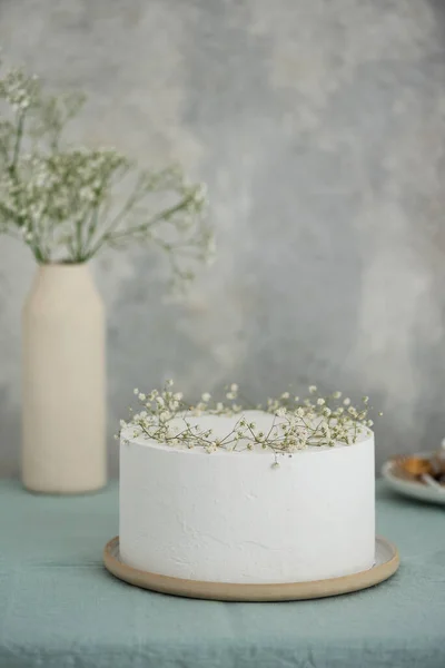 Tarta Boda Blanca Con Flores Imagen Enfoque Selectivo Imagen de archivo