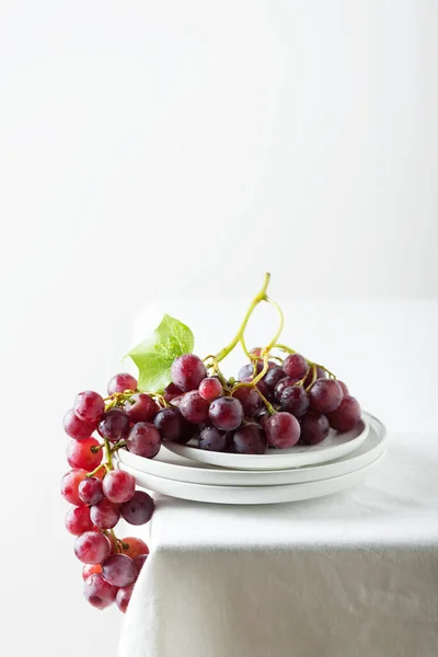 Red Grape White Linen Tablecloth Selective Focus Image —  Fotos de Stock