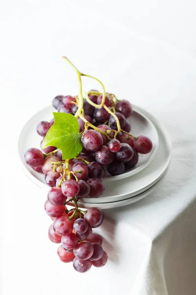 Red Grape White Linen Tablecloth Selective Focus Image — Φωτογραφία Αρχείου